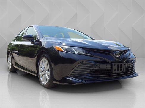 Used 2019 Toyota Camry LE image 7
