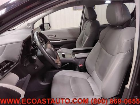 Used 2024 Toyota Sienna Limited image 10