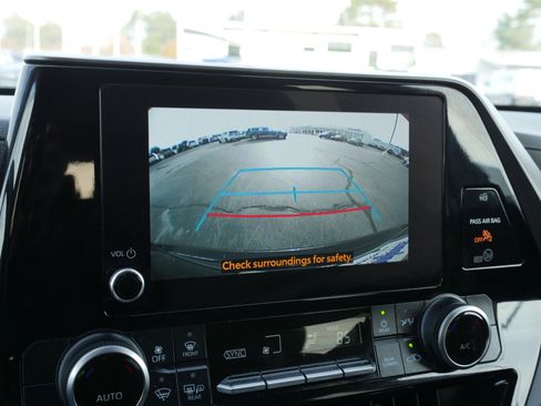Used 2023 Toyota Highlander FWD image 29