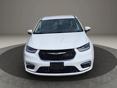 Used 2023 Chrysler Pacifica Touring-L FWD image 2