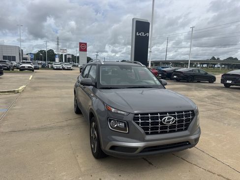 Used 2023 Hyundai Venue SEL FWD image 8
