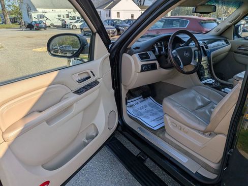 Used 2011 Cadillac Escalade Premium AWD/4WD image 20