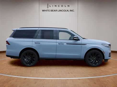 Used 2025 Lincoln Navigator Reserve w/ Jet Appearance Package image 4