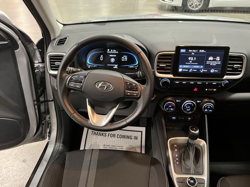 Used 2025 Hyundai Venue SEL FWD image 11