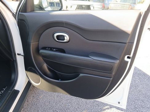 Used 2019 Kia Soul + image 15