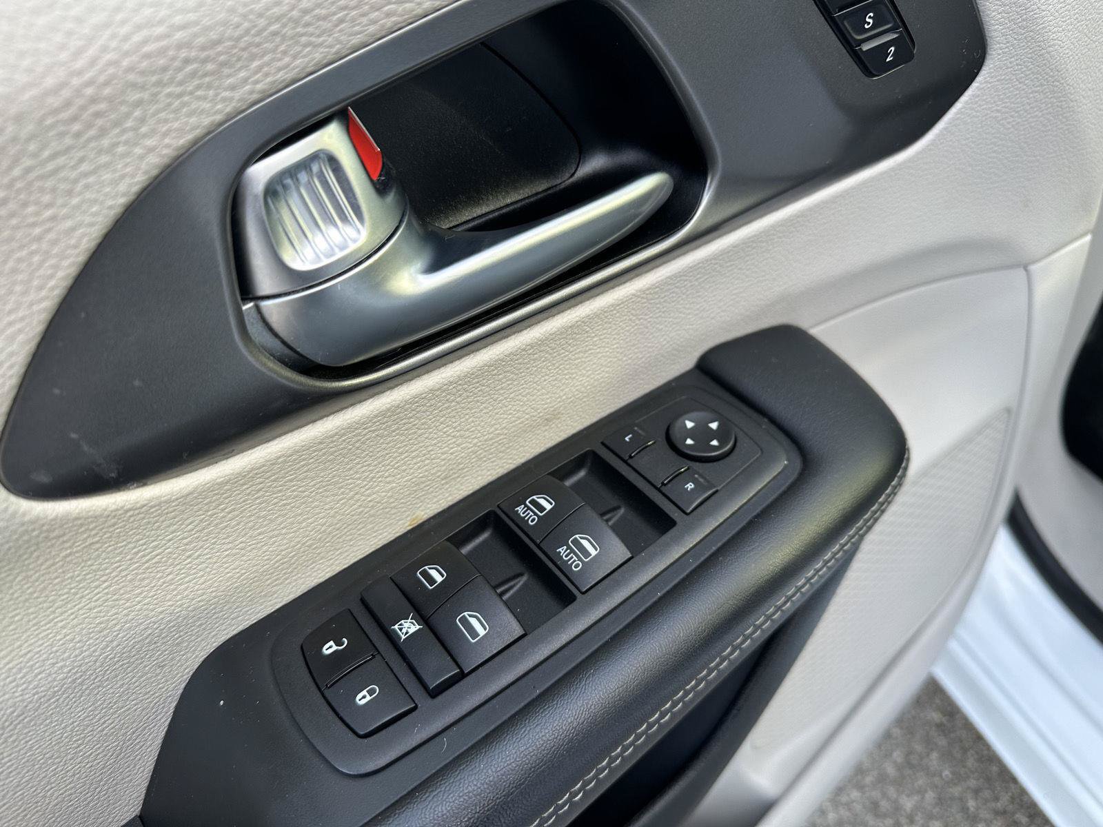 Used 2023 Chrysler Pacifica Touring-L FWD image 13