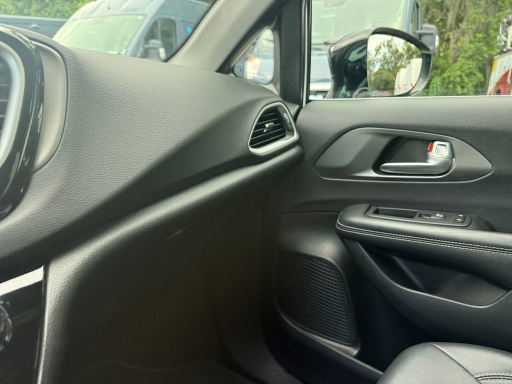 Used 2025 Chrysler Pacifica Select FWD image 24