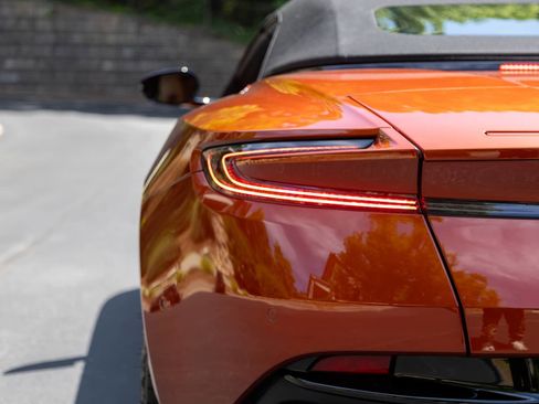Used 2021 Aston Martin DB11 Volante RWD image 23