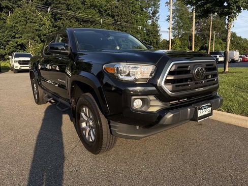 Used 2018 Toyota Tacoma SR5 AWD/4WD image 2