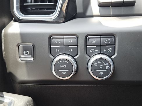 Used 2025 GMC Sierra 3500 Denali w/ Technology Package AWD/4WD image 30