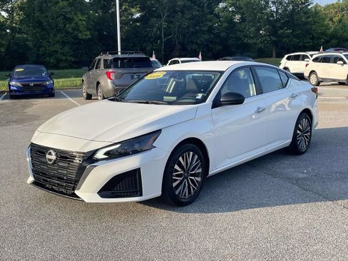 Used 2025 Nissan Altima 2.5 SV FWD image 3