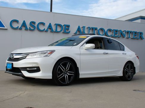 Used 2017 Honda Accord Touring image 1