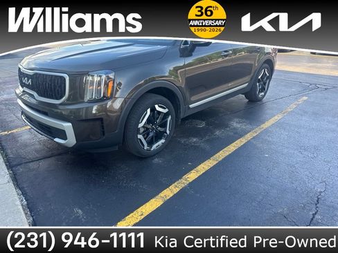 Used 2024 Kia Telluride EX w/ EX Captain's Chair Package AWD/4WD image 3