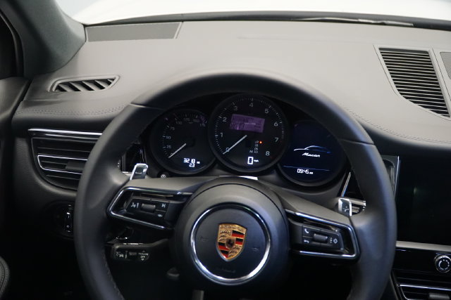Certified 2026 Porsche Macan AWD/4WD image 18