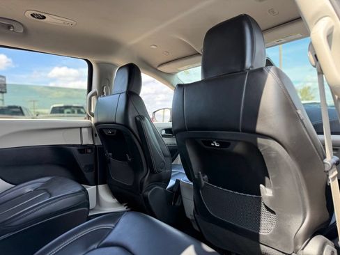 Used 2023 Chrysler Pacifica Touring-L FWD image 16