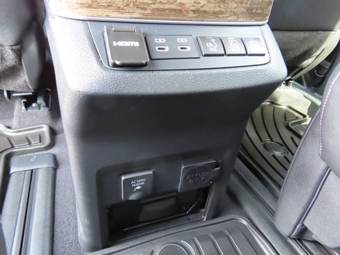 Used 2025 Toyota Sienna Platinum AWD/4WD image 30