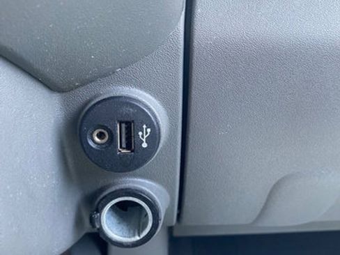 Used 2019 Nissan Frontier SV image 16