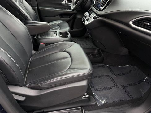 Used 2022 Chrysler Pacifica Touring-L w/ S Appearance Package image 19