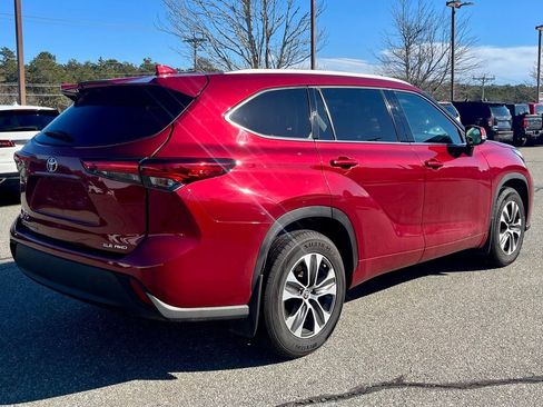 Used 2022 Toyota Highlander XLE AWD/4WD image 6