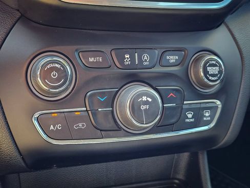 Used 2020 Jeep Cherokee Latitude Plus AWD/4WD image 26
