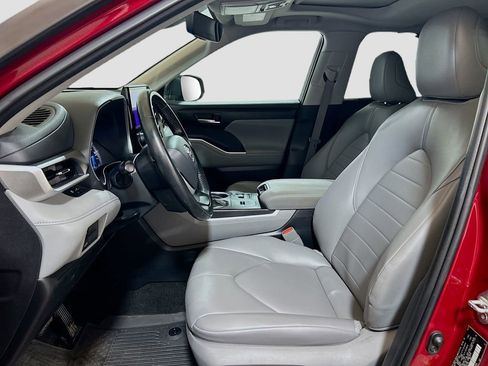 Used 2023 Toyota Highlander XLE AWD/4WD image 18