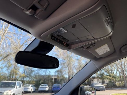 Used 2024 GMC Terrain SLE image 27