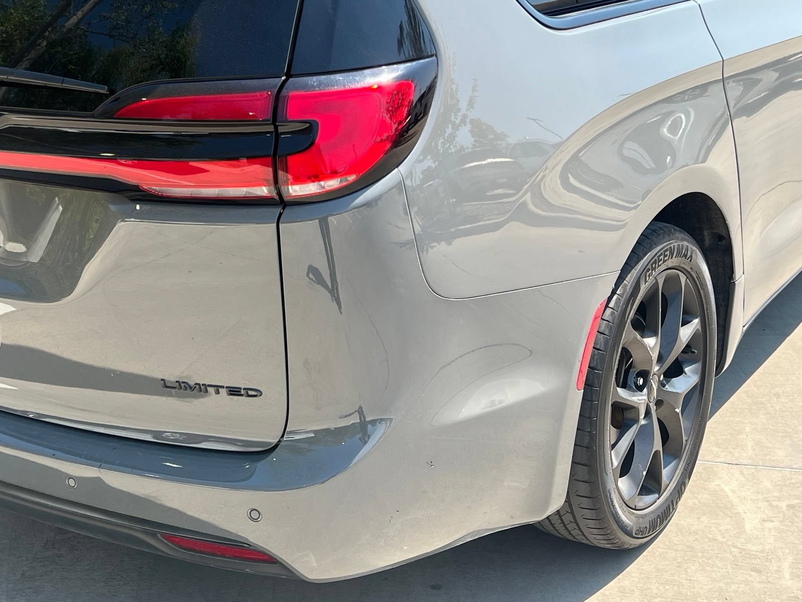 Used 2025 Chrysler Pacifica Limited FWD image 15