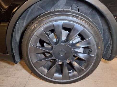 Used 2021 Tesla Model Y Long Range image 16