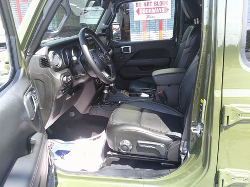 Used 2022 Jeep Wrangler Sahara image 14