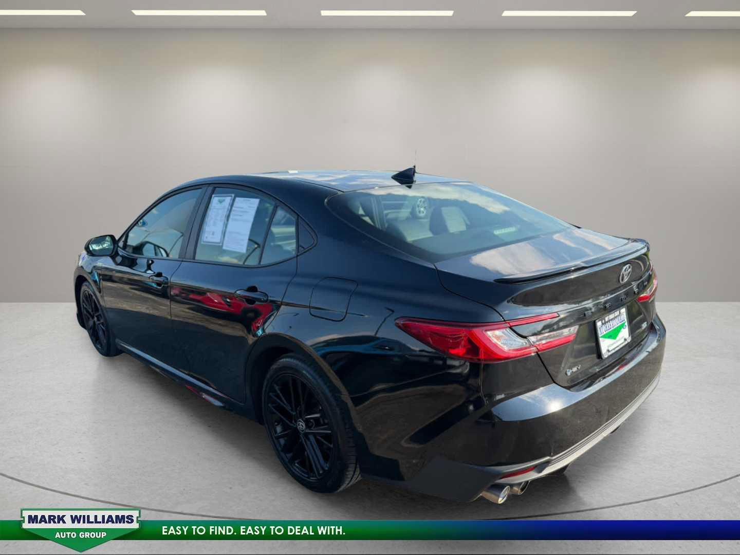 Used 2025 Toyota Camry SE FWD image 4