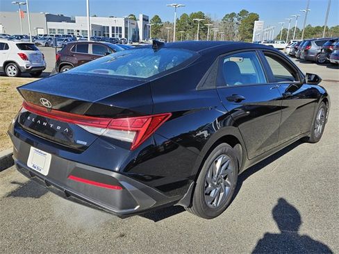 Used 2025 Hyundai Elantra Blue image 12