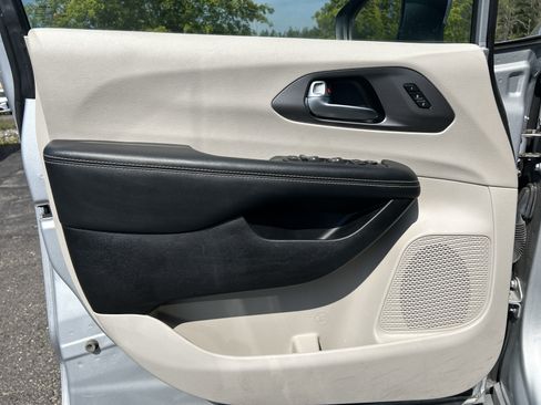 Used 2023 Chrysler Pacifica Touring-L FWD image 9