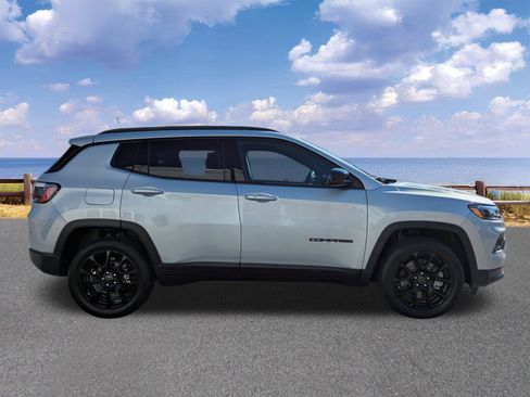 Used 2025 Jeep Compass Latitude w/ Altitude Special Edition image 7