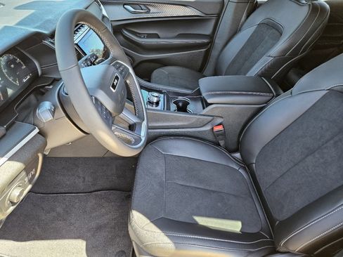 New 2025 Jeep Grand Cherokee Altitude image 14