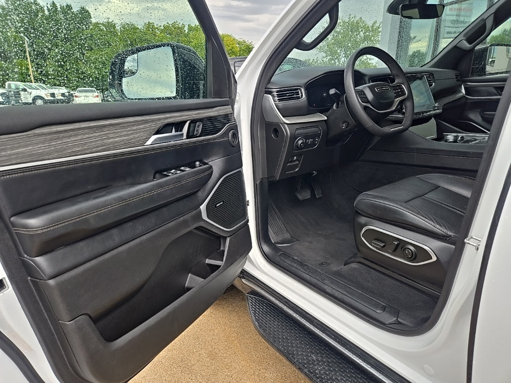 Used 2024 Jeep Wagoneer Series III AWD/4WD image 8
