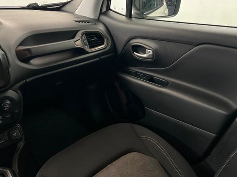 Used 2023 Jeep Renegade Latitude AWD/4WD image 10