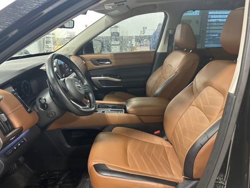 Used 2024 Nissan Pathfinder Platinum w/ Cargo Package image 17