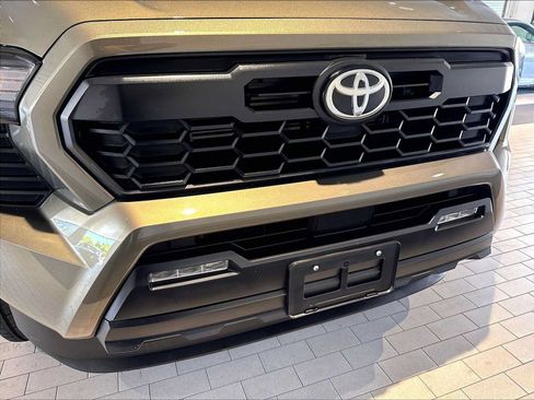 Used 2024 Toyota Tacoma TRD Sport AWD/4WD image 34