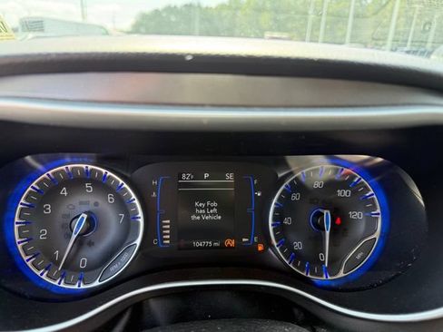 Used 2020 Chrysler Pacifica Touring-L FWD image 17
