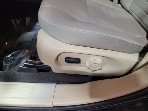 Used 2018 Ford Taurus SE image 14