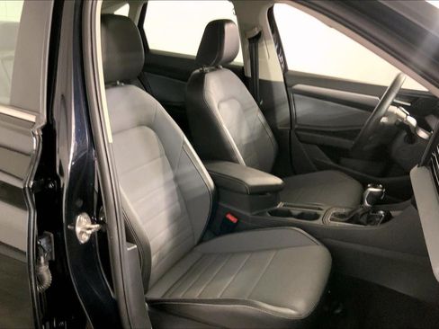 Used 2025 Volkswagen Jetta SE FWD image 7