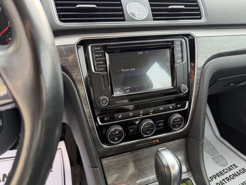 Used 2017 Volkswagen Passat 1.8T SE image 13