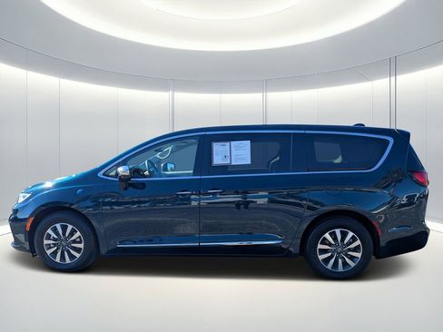 Used 2023 Chrysler Pacifica Limited FWD image 7