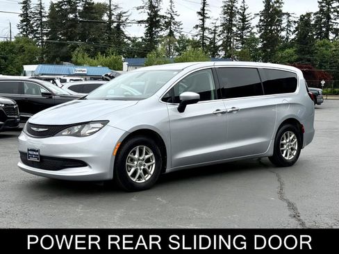 Used 2022 Chrysler Voyager LX FWD image 3