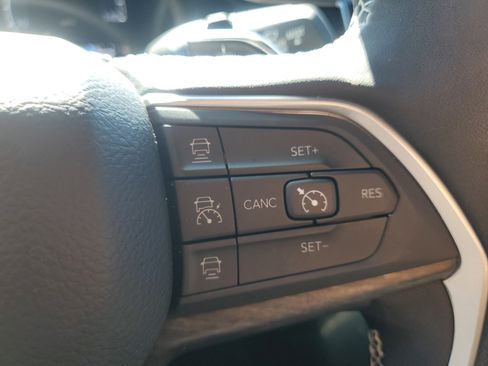 Used 2025 Jeep Grand Cherokee L Limited w/ Luxury Tech Group II image 16