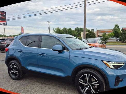 Used 2024 Volvo XC40 B5 Core AWD/4WD image 1