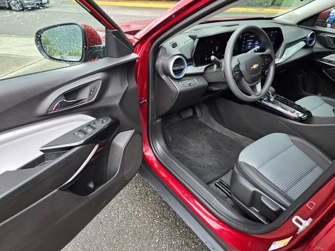 Used 2025 Chevrolet Trax LT FWD image 19