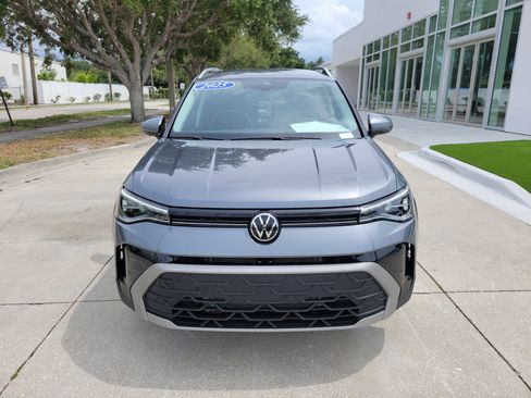 Certified 2025 Volkswagen Taos SE FWD image 3