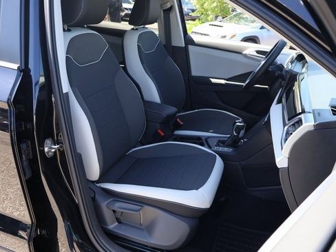 Certified 2025 Volkswagen Taos SE image 18