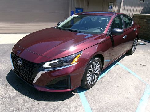 Used 2025 Nissan Altima 2.5 SV image 1